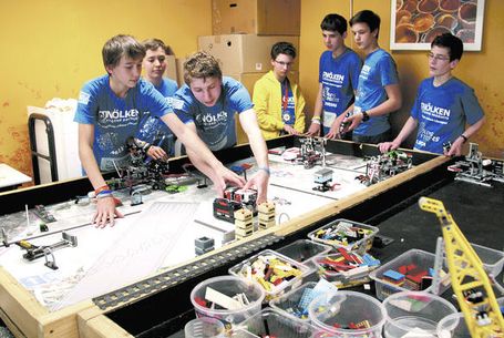 ‚Nicht spielen jetzt, sondern kalibrieren…‘ – die sieben erfolgreichen First-Lego-League-Teammitglieder, die ’sAPG Tigers‘, führen in der heimischen ‚pit area‘ vor, womit sie im amerikanischen St. Louis punkten konnten. Foto: U. Brinkmann